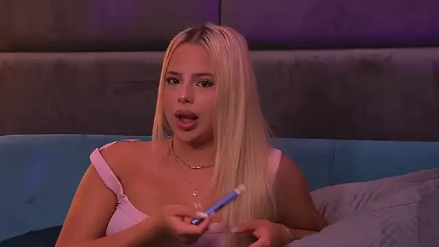 Dolce – webcam model profile photo Image 3