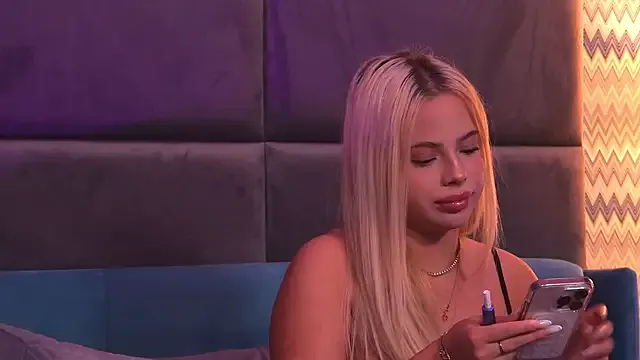 Dolce – webcam model profile photo Image 4