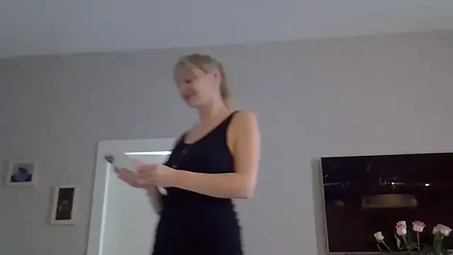 EsmeBrowm – webcam model profile photo Image 9