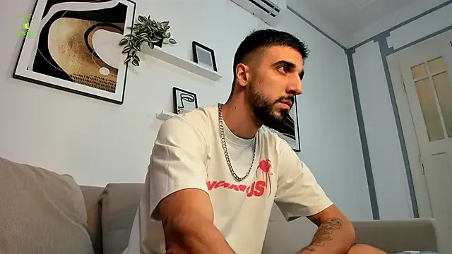 Dolce – webcam model profile photo Image 2